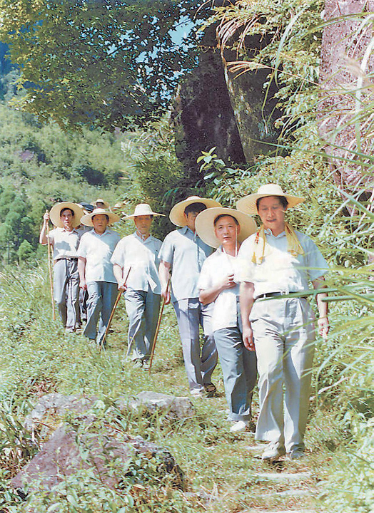 1989年7月19日,时任宁德地委书记习近平一行前往寿宁县下党乡调研。